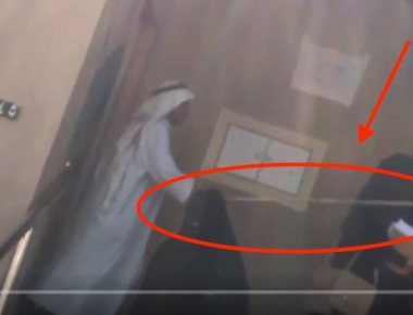 Σκληρό βίντεο: Καθηγητής από την Σαουδική Αραβία χτυπά με ραβδί νεαρές μαθήτριες